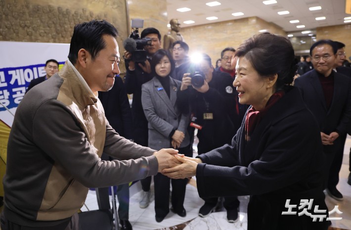 박근혜 전 대통령이 22일 서울 여의도 국회 로텐더홀에서 통일교·공천헌금 