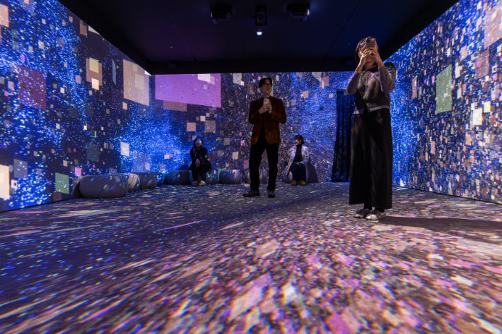 KT 온마루 전시관 '빛의 중정'에선 KT역사 관련 미디어 아트 전시관이 준비돼 있다. KT 제공