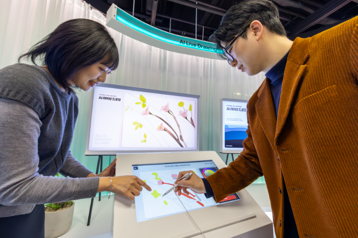 KT 온마루 전시관 내 '이음의 여정' 에서는 KT의 생성형 AI 기술인 '믿:음 K'와 'SOTA K'를 직접 체험할 수 있도록 구성됐다. 이어 AI와 함께 그림을 완성하는 'AI 라이브 드로잉존'을 운영 중이다. KT 제공