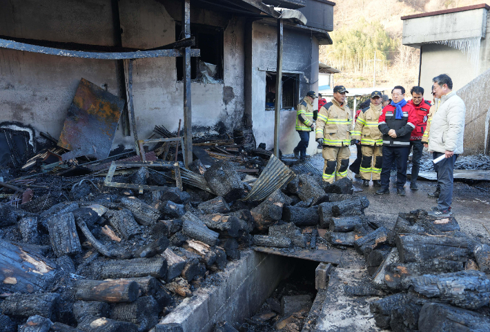 김영록 전라남도지사가 22일 광양 옥곡면 산불현장지휘소를 방문, 현황을 청취하고 있다. 전라남도 제공