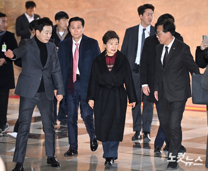 박근혜 전 대통령이 22일 쌍특검(통일교·민주당 공천 뇌물 특검)을 요구하며 8일째 단식을 이어가는 국민의힘 장동혁 대표의 단식 현장을 방문하고 있다.