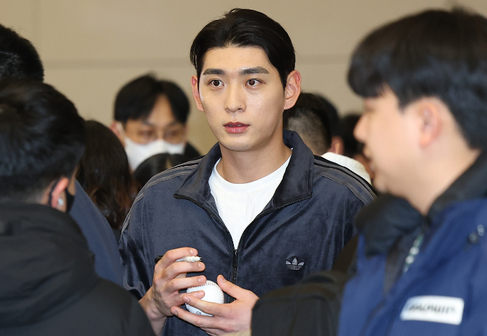 팬들에게 사인하는 이정후. 연합뉴스