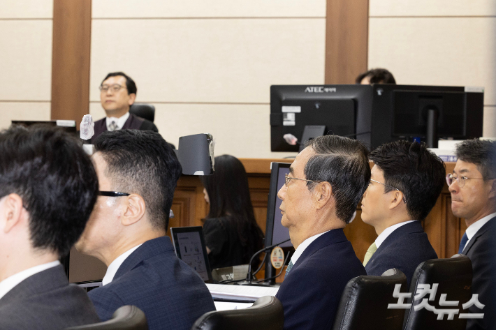 '내란방조 혐의'로 특검에 기소된 한덕수 전 국무총리가 서울 서초동 중앙지법에서 열린 첫 재판에 참석하고 있다. 사진공동취재단