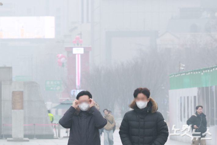 미세먼지 농도가 '나쁨' 수준을 보인 16일 오전 서울 종로구 광화문 광장 일대가 뿌옇게 보이고 있다. 류영주 기자