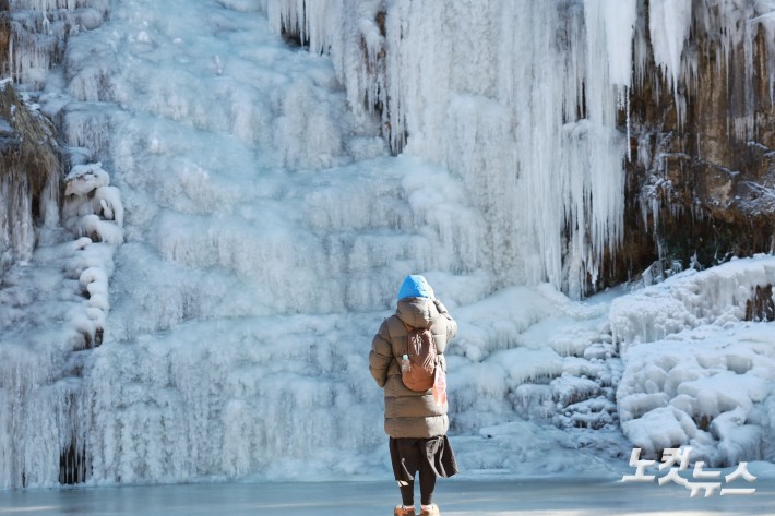 체감 온도가 영하 20도를 안팎까지 떨어지는 등 한파가 절정을 보인 22일 서울 서대문구 홍제폭포가 얼어붙어 있다.