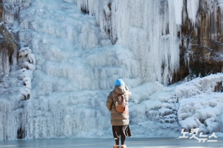 체감 온도가 영하 20도를 안팎까지 떨어지는 등 한파가 절정을 보인 22일 서울 서대문구 홍제폭포가 얼어붙어 있다.