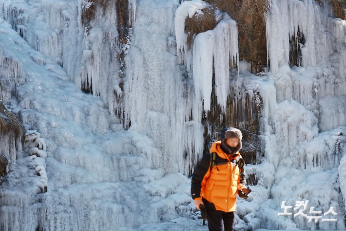 체감 온도가 영하 20도를 안팎까지 떨어지는 등 한파가 절정을 보인 22일 서울 서대문구 홍제폭포가 얼어붙어 있다.