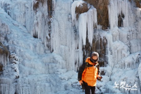 체감 온도가 영하 20도를 안팎까지 떨어지는 등 한파가 절정을 보인 22일 서울 서대문구 홍제폭포가 얼어붙어 있다.