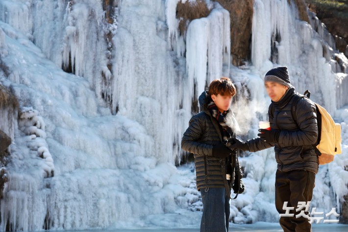 체감 온도가 영하 20도를 안팎까지 떨어지는 등 한파가 절정을 보인 22일 서울 서대문구 홍제폭포가 얼어붙어 있다.