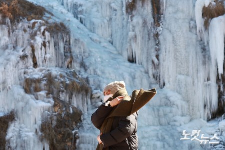 체감 온도가 영하 20도를 안팎까지 떨어지는 등 한파가 절정을 보인 22일 서울 서대문구 홍제폭포가 얼어붙어 있다.