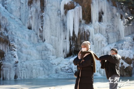 체감 온도가 영하 20도를 안팎까지 떨어지는 등 한파가 절정을 보인 22일 서울 서대문구 홍제폭포가 얼어붙어 있다.