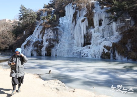 체감 온도가 영하 20도를 안팎까지 떨어지는 등 한파가 절정을 보인 22일 서울 서대문구 홍제폭포가 얼어붙어 있다.