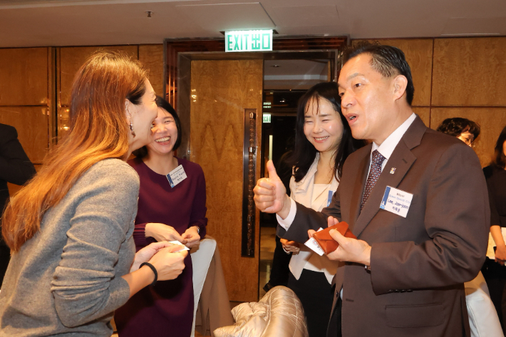 이재준 수원시장이 홍콩 현지 투자유치설명회 참석자와 대화를 나누고 있다. 수원시 제공