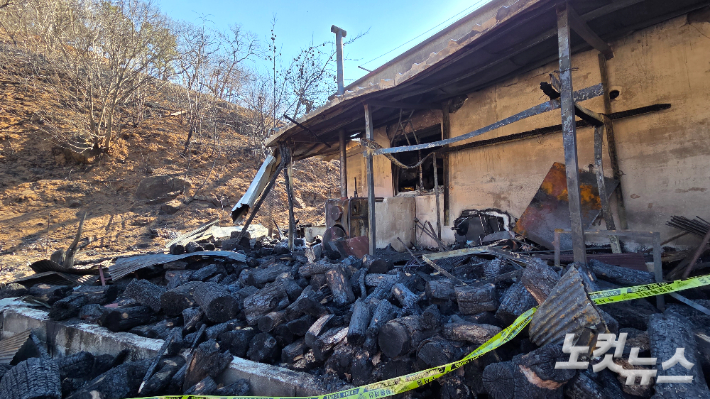 화목보일러가 있던 주택 뒤편이 화재로 모두 불에 타 있다. 박사라 기자 