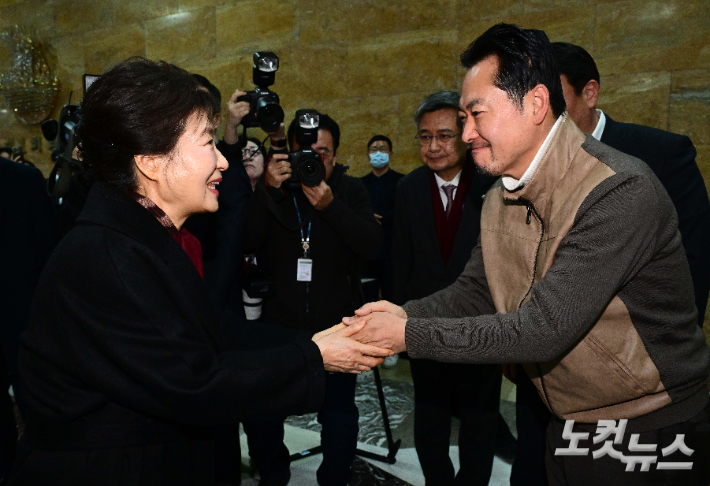 박근혜 전 대통령이 22일 쌍특검(통일교·민주당 공천 뇌물 특검)을 요구하며 8일째 단식을 이어가는 장동혁 국민의힘 대표의 단식 농성장을 방문해 인사를 나누고 있다. 윤창원 기자