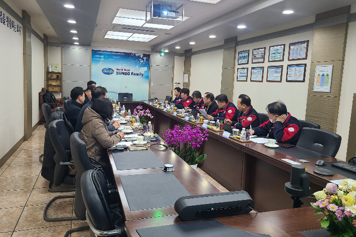 김형균 부산TP 원장은 8일 'AI 전략 파트너스'와 함께 조선·해양 기자재 업체인 SB선보(주)를 찾았다. 부산테크노파크 제공