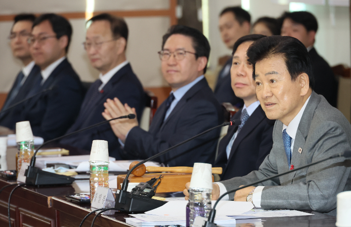 정동영 통일부 장관이 22일 서울 종로구 정부서울청사에서 열린 제340차 남북교류협력추진협의회를 주재하고 있다. 연합뉴스