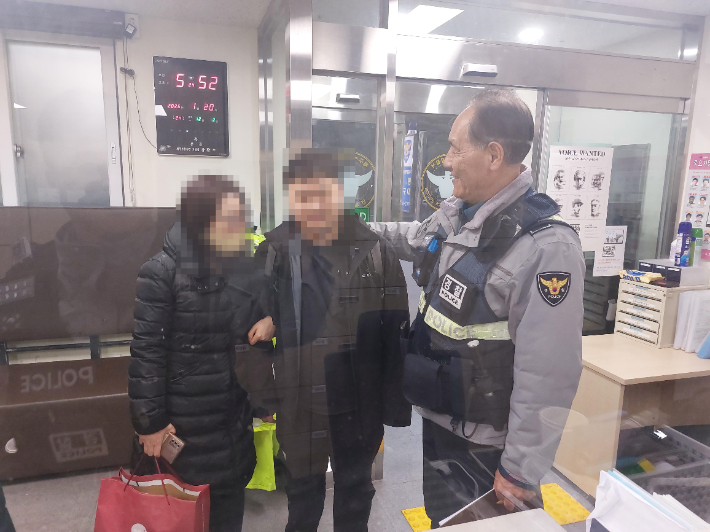 연동지구대에 감사의 인사를 전하는 부모와 청년. 제주경찰청 제공