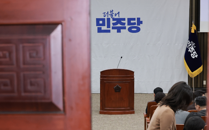 22일 국회에서 더불어민주당 비공개 정책 의원총회가 열려 의원들이 시작을 기다리고 있다. 연합뉴스