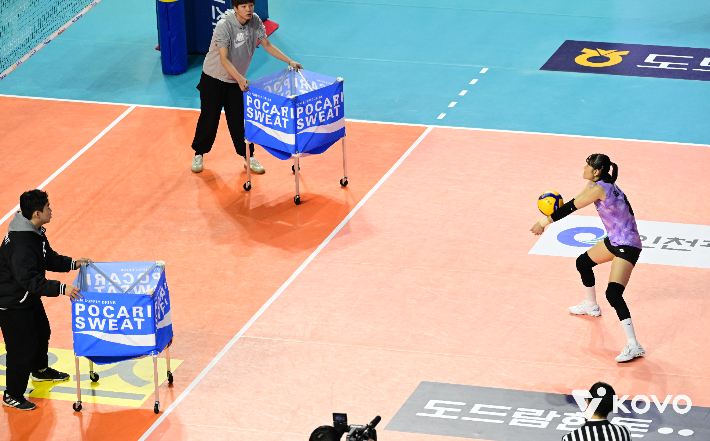 리시브하는 임명옥. 한국배구연맹