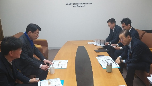 우범기 전주시장과 김윤덕 국토교통부 장관이 지난 21일 국회에서 지역 현안을 논의하고 있다. 전주시 제공