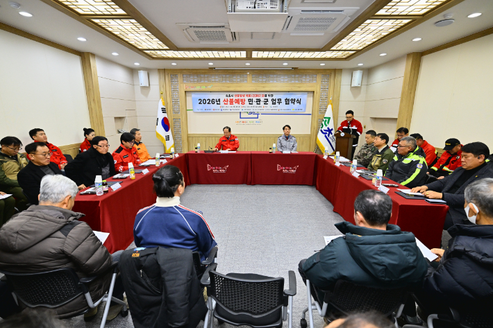 속초시는 22일 시청 상황실에서 10개 기관·단체가 참여한 가운데 '2026년 산불 예방 민·관·군 업무협약'을 체결했다. 속초시 제공