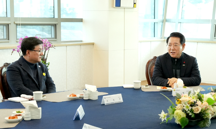 김영록 전라남도지사가 22일 나주 한국전력공사 본사에서 열린 오찬 간담회에서 김성환 기후에너지환경부 장관에게 전남을 대한민국 에너지 신산업의 거점으로 육성하기 위한 주요 현안을 건의하고 있다. 전라남도 제공