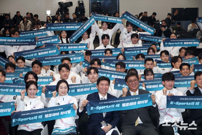 최휘영 문화체육관광부 장관, 유승민 대한체육회장, 이수경 선수단장, 쇼트트랙 최민정, 스피드스케이팅 정재원 등 출전 선수들이 22일 서울 송파구 올림픽파크텔에서 열린 2026 밀라노코르티나 동계올림픽대회 결단식에서 기념촬영을 하고 있다.