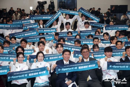 최휘영 문화체육관광부 장관, 유승민 대한체육회장, 이수경 선수단장, 쇼트트랙 최민정, 스피드스케이팅 정재원 등 출전 선수들이 22일 서울 송파구 올림픽파크텔에서 열린 2026 밀라노코르티나 동계올림픽대회 결단식에서 기념촬영을 하고 있다.