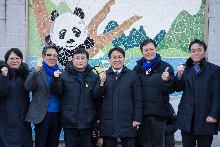 김성환 기후에너지환경부 장관 등이 22일 판다 입식 관련 우치공원을 방문해 사전 점검을 진행했다. 광주광역시 제공