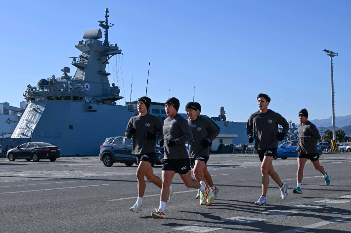 22일 철인 심해잠수팀 선발 경기 종목으로 5km 달리기를 진행한 대원들이 혹한기 동해안의 칼바람을 뚫고 동해군항 1부두의 부둣가를 질주하고 있다. 해군1함대 제공