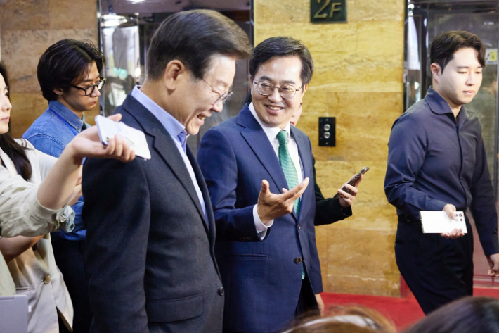 2024년 6월 당시 이재명 더불어민주당 대표와 김동연 경기지사가 여의도 국회에서 '경제 3법' 협조 관련 대화를 나누는 모습. 경기도 제공