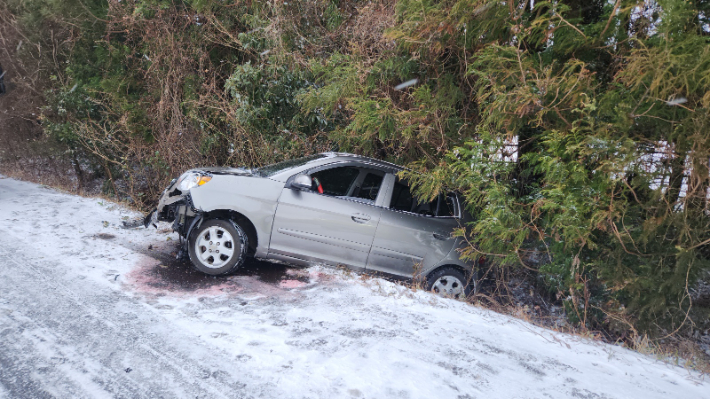 22일 오전 10시 46분쯤 제주시 조천읍 한 도로에서 승용차가 눈길에 미끄러져 도랑에 빠졌다. 제주소방안전본부 제공