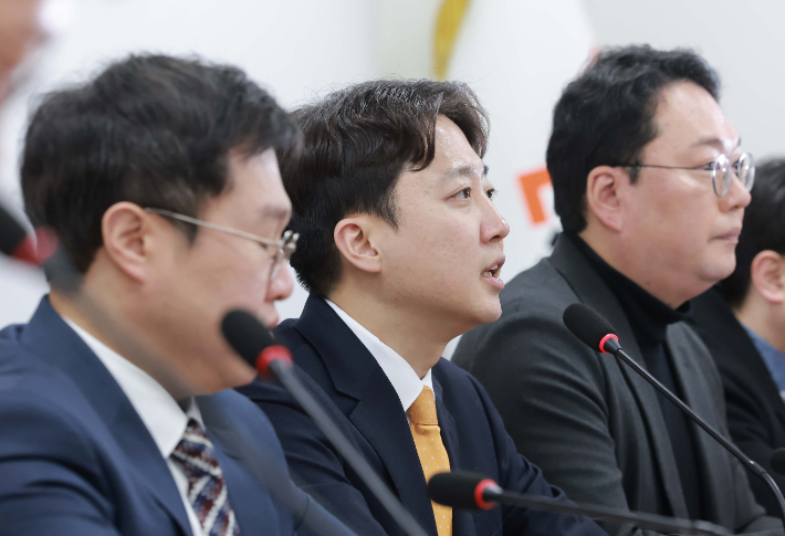 개혁신당 이준석 대표가 22일 서울 여의도 국회에서 열린 최고위원회의에 참석해 발언하고 있다. 연합뉴스