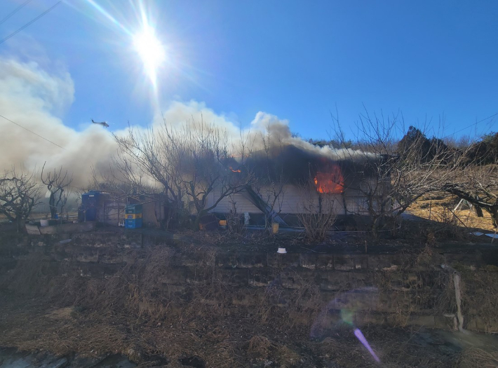 22일 낮 12시 22분쯤 경북 영천시 청통면의 한 단독주택에서 불이 나 3시간여 만에 진화됐다. 경북소방본부 제공