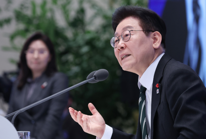 이재명 대통령이 21일 청와대 영빈관에서 열린 신년 기자회견에서 발언하고 있다. 연합뉴스