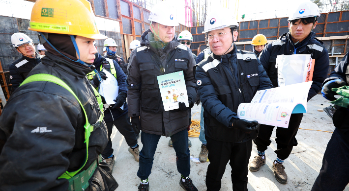김영훈 고용노동부 장관이 22일 충북 청주시 소규모 건설현장이 밀집한 지역에서 패트롤 점검을 실시하고 있다. 고용노동부 제공