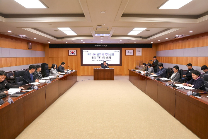 순천시는 지난 21일 RE100 반도체 국가산업단지 유치를 위한 TF 첫 회의를 진행했다. 순천시 제공 
