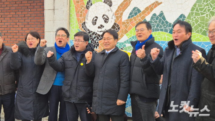 김성환 기후에너지환경부 장관과 강기정 광주시장이 22일 오후 광주 북구 우치동물원에서 현장점검을 마치고 기념사진을 찍고 있다. 한아름 기자