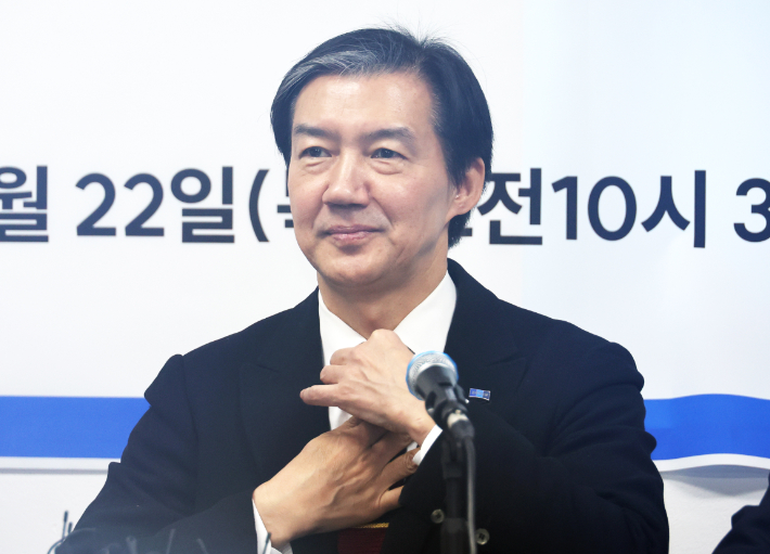 조국 조국혁신당 대표가 22일 전북 전주시 전북도당 당사에서 현장 최고위원회의를 주재하기에 앞서 복장을 정리하고 있다. 연합뉴스