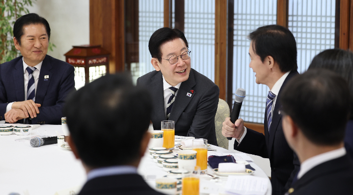 조국혁신당 조국 대표가 16일 청와대 상춘재에서 이재명 대통령이 마련한 정당 지도부 초청 오찬에서 발언하고 있다. 연합뉴스