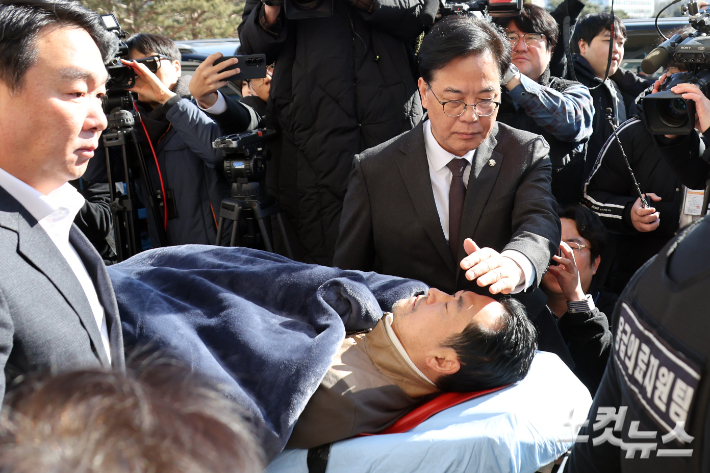 통일교·공천헌금 '쌍특검'을 요구하며 8일째 단식을 이어가던 장동혁 국민의힘 대표가 22일 서울 여의도 국회에서 단식을 중단하고 병원으로 이송되고 있다. 윤창원 기자