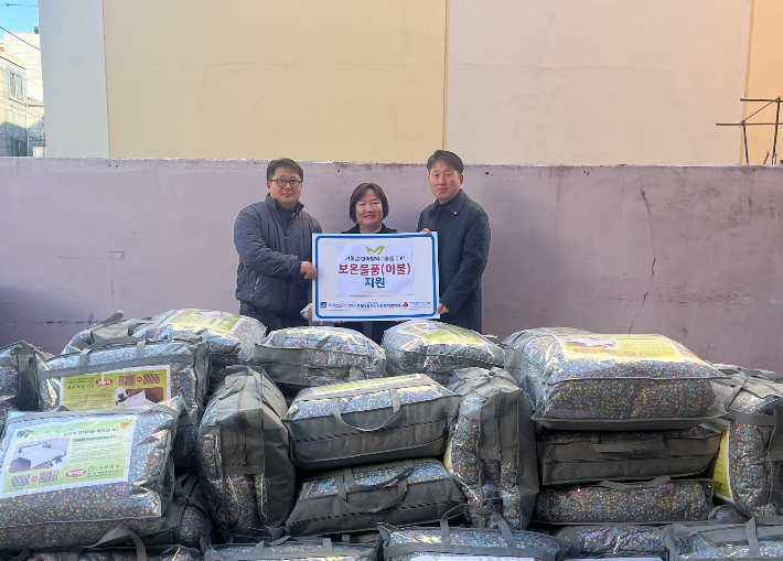 경주시와 경주시사회복지협의회가 취약계층 100가구에 겨울 이불을 지원하고 있다. 경주시 제공