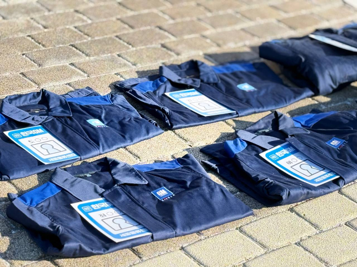 새해 집단 해고를 당한 한국GM 세종물류센터 비정규직 하청노동자들의 작업복 위에 사원증이 놓여져 있다. GM부품물류지회 제공