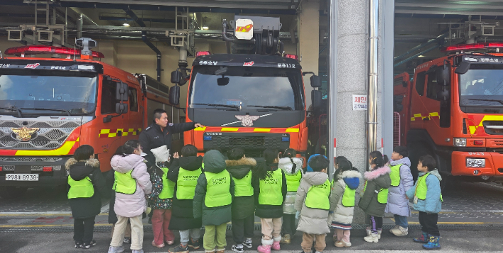 광주 북부소방서가 관할 어린이집 원생들을 대상으로 '우리동네 소방서 탐방의 날' 행사를 진행하는 모습. 광주 북부소방서 제공 