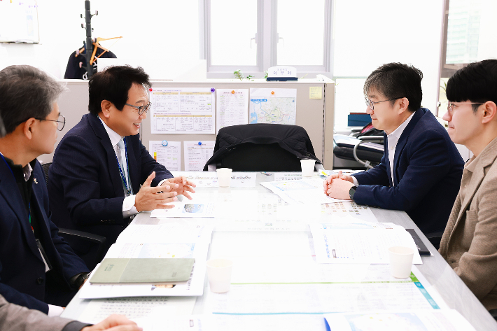 손병복 울진군수가 국토교통부 이우제 도로국장에게 남북10축 고속도로의 울진 구간의 필요성을 설명하고 있다. 울진군 제공