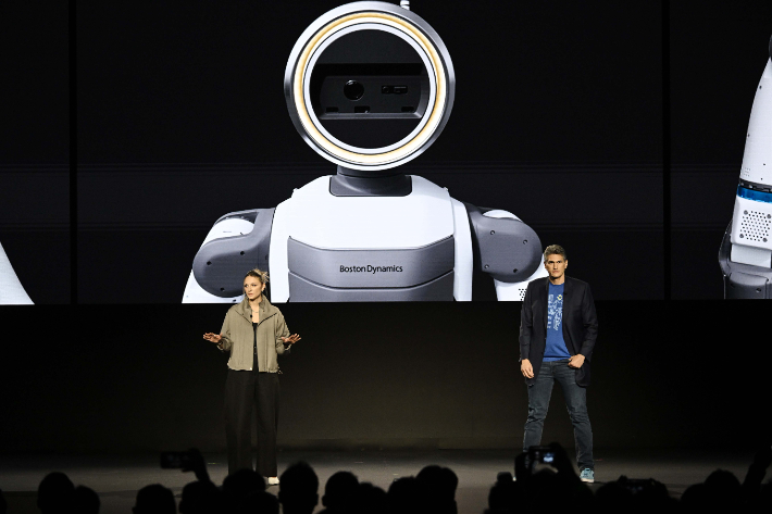 미국 네바다주 라스베이거스 만달레이베이에서 열린 현대차그룹 프레스 컨퍼런스에서 잭 잭코우스키 보스턴다이나믹스 아틀라스 개발 총괄과 아야 더빈 보스턴다이나믹스 휴머노이드 응용전략 담당이 차세대 전동식 아틀라스 개발형 모델을 소개하고 있다. 연합뉴스