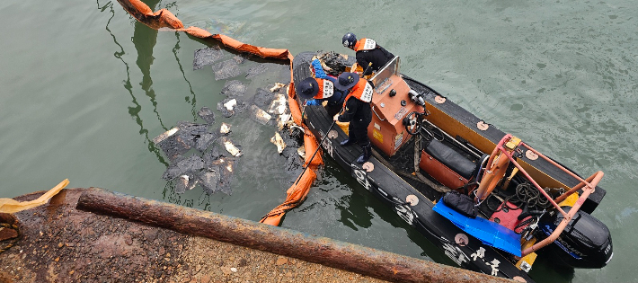 서해해경청 소속 해양경찰 직원들이 해양오염 방제작업을 진행하고 있는 모습. 서해해경청 제공