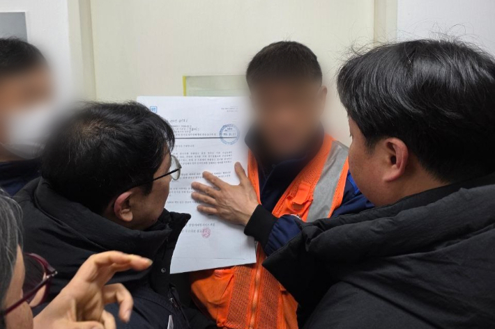지난 21일 물량 반출을 위해 한국GM 세종물류센터를 방문한 신규 계약사 관계자가 한국GM이 노조 측에 보낸 공문을 설명하고 있다. GM부품물류지회공동대책위원회 제공