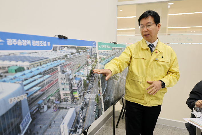 지난 20일 기자차담회에서 박병규 광산구청장이 광주송정역 광장 확장 사업에 대해 설명하고 있다. 광주 광산구 제공